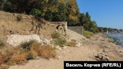 Разрушенная лестница на Старокарантинском пляже в Керчи, архивное фото