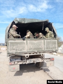 Российские военные близ села Перевальное близ Симферополя в аннексированном Россией Крыму. Октябрь 2022 года