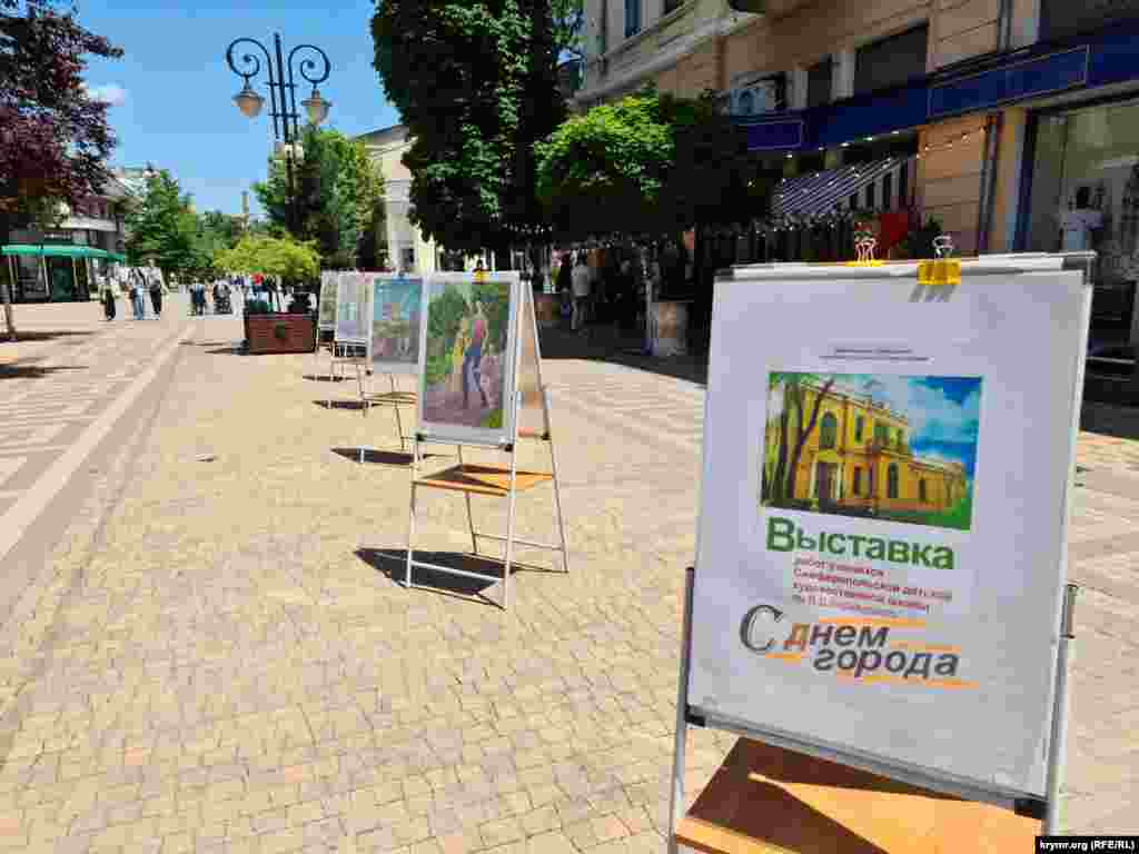 Только на одной из центральных улиц города &ndash; на ул.Пушкина чувствовалось, что это все же необычный день. Вдоль всей улицы поместили рисунки учащихся Симферопольской детской художественной школы