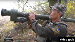 Боец ВСУ приводит в боевое положение ПЗРК «Игла»