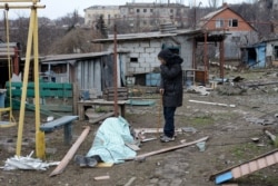 Мариуполь, тело человека, погибшего при обстреле