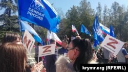 Участники митинга держат в руках флажки с изображением буквы Z – российского символа войны против Украины, Симферополь, 7 апреля 2022 года