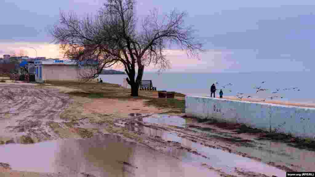 А это фото из города Щелкино. Вдали виднеется мыс Черепаха с беседкой-ротондой имени Терешковой наверху. Самый молодый крымский город Щелкино &ndash; ныне широко известный в Крыму курорт на Азовском море, на берегу Казантипского залива. Хотя изначально, в конце 70-х &ndash; начале 80-х годов прошлого столетия, напомним, он задумывался как город-спутник будущей Крымской атомной электростанции