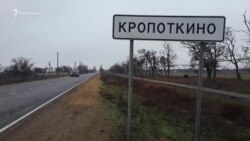 В Крыму к дому убитой Даши Пилипенко продолжают приносить игрушки и цветы (видео)