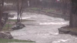 Сброс воды из Симферопольского водохранилища в Салгир (видео)