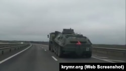 Российская военная техника на трассе «Таврида» в Крыму, 26 марта 2021 года