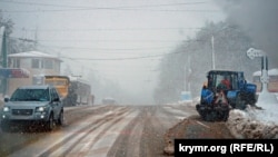 Вышла первая снегоуборочная техника