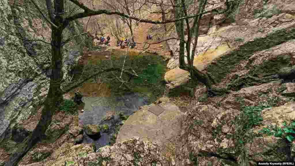 У глубокой расщелины устроен каптажный водозабор, откуда проложен водопровод в село