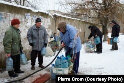 Первомайск, 30 декабря 2015 года. Местные жители набирают питьевую воду