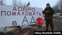 Боевик подконтрольной России группировки «ДНР» на блокпосту на въезде в г. Горловка Донецкой области. Горловка, 14 декабря 2014 года