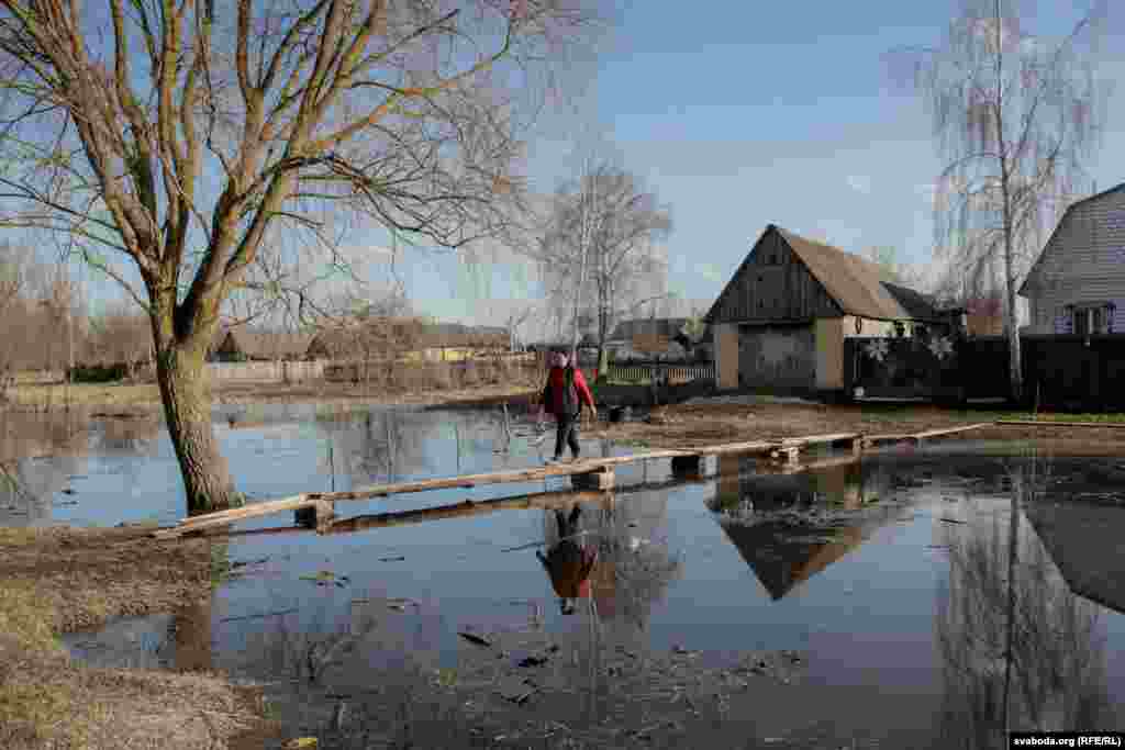 Село Переров. Люди обустроили самодельный мост через затопленную дорогу