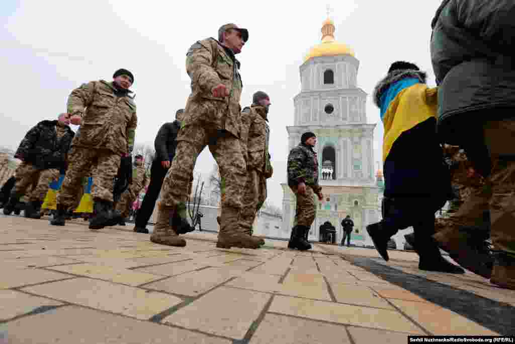 Участники марша отправились на Софиевскую площадь, где их аплодисментами и с оркестром встречали киевляне