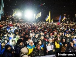 Тысячи людей пришли на площадь Независимости в Киеве, чтобы вспомнить события 2013 года. Украина, 29 ноября 2014 года