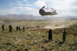 Американский вертолет Chinook приземляется, перевозя командующего войсками США и НАТО в Афганистане, генерала Скотта Миллера