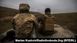 Украинские военные добираются на позиции на бронетехнике