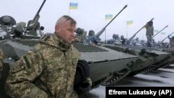 Украинские военнослужащие на военном аэродроме под Житомиром. 5 января 2015 года