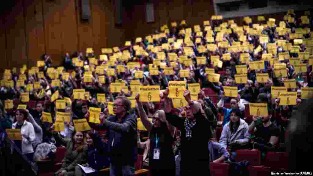 Украинская премьера фильма &laquo;Процесс&raquo;. На фестивале Docudays UA в Киеве зрители фильма Аскольда Курова провели акцию в поддержку крымчанина Олега Сенцова, 25 марта 2017 года