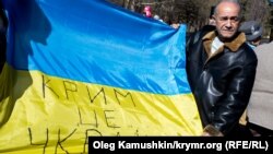 Куртсеит Абдуллаев с флагом Украины на акции в Симферополе, 9 марта 2015 года