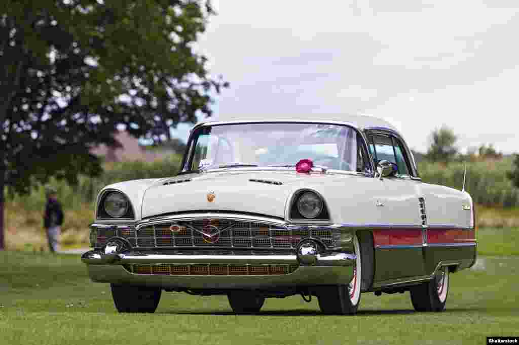 Packard Caribbean 1955 года выпускался в США достаточно недолго и не имел большого успеха. Но вторую жизнь он получил, когда в 1959 году Советский Союз решил позаимствовать модель для одного из своих престижнейших автомобилей.