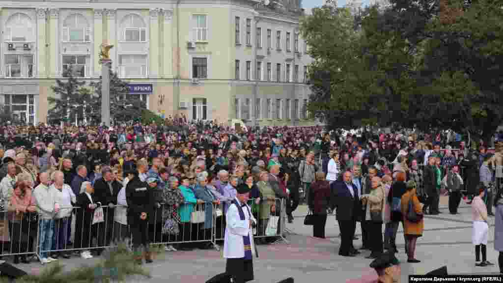 На площади собрались тысячи людей &ndash; люди приезжали из разных уголков полуострова. Как это было &ndash; смотрите в фоторепортаже корреспондентов Крым.Реалии &nbsp;