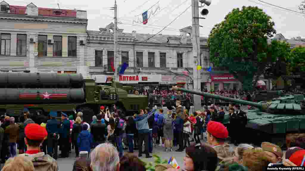 Там были представлены образцы бронированной техники и артиллерийского вооружения 126-й бригады береговой обороны, 8-го артиллерийского полка, других частей, что входят в состав 22-го армейского корпуса российского Черноморского флота