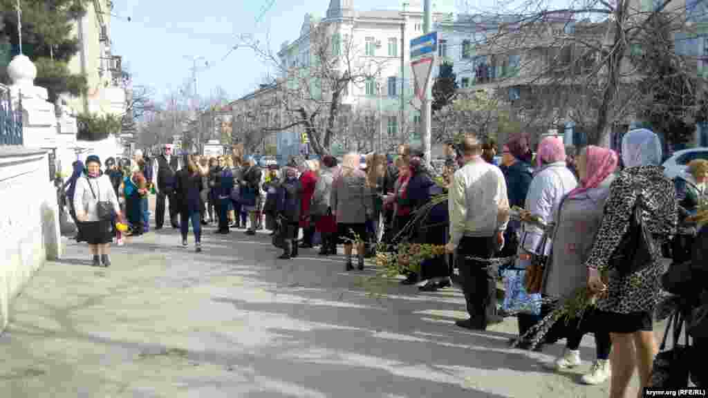 У храма в Севастополе выстраивались очереди, чтобы освятить вербу